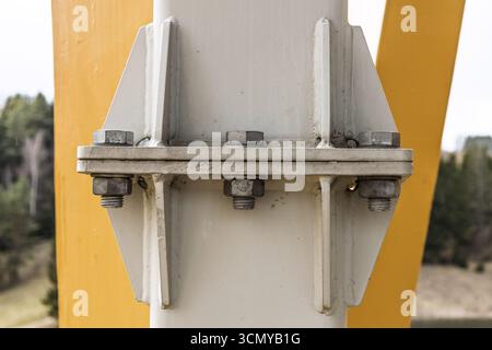 Raccord de gousset en acier boulonné sur la poutre de soutien de la structure Banque D'Images