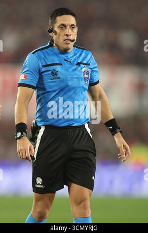 L’arbitre vénézuélien Jesus Valenzuela fait des gestes lors du match de foot en quarts de finale de la CONMEBOL Copa Libertadores entre l’argentin River plate et le brésilien Palmeiras au stade Monumental de Buenos Aires le 17 septembre 2025. Banque D'Images