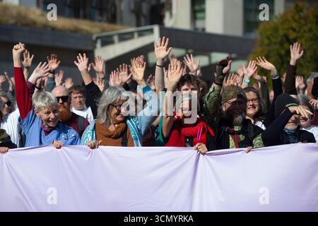Édimbourg. 18 septembre 2025. Scotland Climate Coalition plus de 70 organisations qui font campagne pour l'action climatique et la justice pour un appel photo devant le Parlement écossais. Crédit photos : Pako Mera/Alamy Live News Banque D'Images