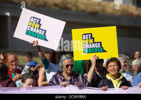 Édimbourg. 18 septembre 2025. Scotland Climate Coalition plus de 70 organisations qui font campagne pour l'action climatique et la justice pour un appel photo devant le Parlement écossais. Crédit photos : Pako Mera/Alamy Live News Banque D'Images