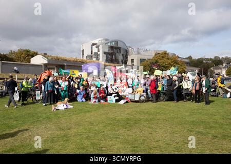 Édimbourg. 18 septembre 2025. Scotland Climate Coalition plus de 70 organisations qui font campagne pour l'action climatique et la justice pour un appel photo devant le Parlement écossais. Crédit photos : Pako Mera/Alamy Live News Banque D'Images