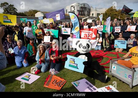 Édimbourg. 18 septembre 2025. Scotland Climate Coalition plus de 70 organisations qui font campagne pour l'action climatique et la justice pour un appel photo devant le Parlement écossais. Crédit photos : Pako Mera/Alamy Live News Banque D'Images