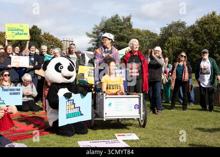 Édimbourg. 18 septembre 2025. Scotland Climate Coalition plus de 70 organisations qui font campagne pour l'action climatique et la justice pour un appel photo devant le Parlement écossais. Crédit photos : Pako Mera/Alamy Live News Banque D'Images