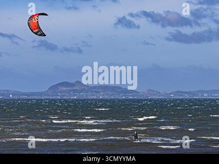 Longniddry, East Lothian, Écosse, Royaume-Uni. 18 septembre 2025. Fort vent en rafales sur les eaux agitées du Firth of Forth pour Kitesurf, vent 37 km/h. Eacing contre la marée entrante qui le rend inadapté en raison du rivage rocheux. Credit : Arch White/Alamy Live news. Banque D'Images