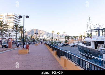 Fuengirola, Malaga, Andalousie, Espagne. 3 septembre 2025. Bateaux à terre dans la zone de la marina Banque D'Images