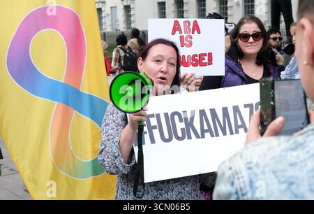 Whitehall, Londres, Royaume-Uni. 18 septembre 2025. Manifestation en face de Downing Street, contre la vente par Amazon de livres faisant la promotion des remèdes de l'autisme, y compris la pseudoscience et les lavements à l'eau de Javel. Credit : Matthew Chattle/Alamy Live News Banque D'Images