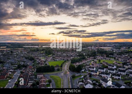 Vol en soirée au-dessus de la ville de Dundalk, comté de Louth, République d'Irlande Banque D'Images