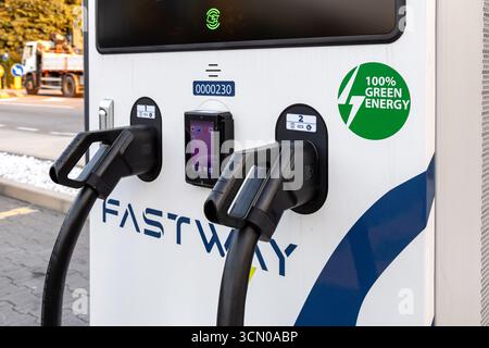Padoue, Italie - août 2025 : borne de recharge de voiture électrique Fastway avec prises et signe 100% Green Energy Banque D'Images