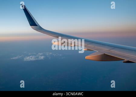 Extrémité de l'aile de l'avion Delta Air Lines vue d'une fenêtre principale de la cabine, 2025, États-Unis Banque D'Images