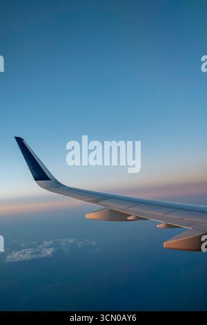 Extrémité de l'aile de l'avion Delta Air Lines vue d'une fenêtre principale de la cabine, 2025, États-Unis Banque D'Images