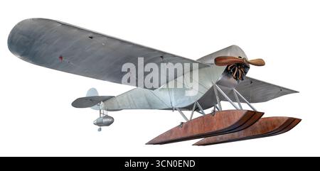 Ancien hydravion montrant des flotteurs en bois et une hélice, isolé sur fond blanc, évoquant l'histoire de l'aviation Banque D'Images