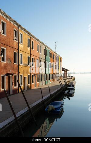 Bâtiments colorés côté canal à Burano, Venise, Italie Banque D'Images