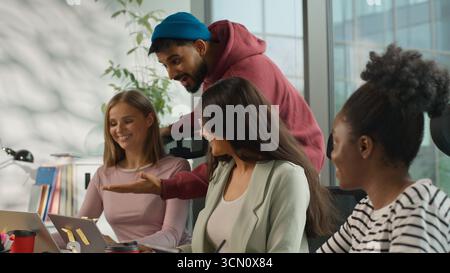 Équipe d'affaires informelle heureuse trois femmes multiraciales diverses femmes d'affaires travaillant ensemble dans le bureau homme d'affaires arabe entreprise indienne startup PDG Banque D'Images