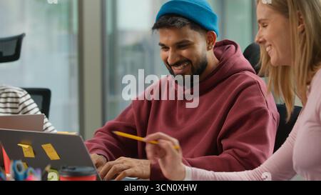 Pensive Thinking homme d'affaires informel arabe fondateur indien de démarrage de travailleur masculin travaillant avec un ordinateur portable tapant des notes dans le bureau décontracté Banque D'Images