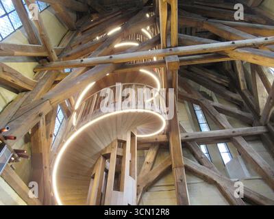 Paris, France. 16 septembre 2025. Le double escalier en colimaçon de la tour sud de la cathédrale est la pièce maîtresse de la rénovation des tours notre-Dame de Paris, qui rouvrira ce samedi 20 septembre après l’incendie de 2019 et plus de six ans de fermeture. Crédit : Sabine Glaubitz/dpa/Alamy Live News Banque D'Images