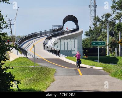 Le Legacy Trail à Sarasota, en Floride, est un sentier de loisirs pavé de 18,5 km qui s'étend de Venise à Sarasota. a l'origine une ligne de chemin de fer et moi Banque D'Images