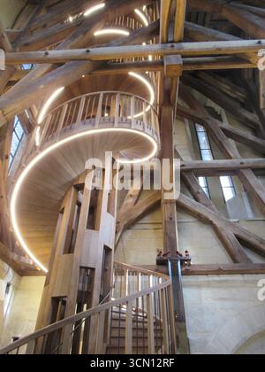Paris, France. 16 septembre 2025. Le double escalier en colimaçon de la tour sud de la cathédrale est la pièce maîtresse de la rénovation des tours notre-Dame de Paris, qui rouvrira ce samedi 20 septembre après l’incendie de 2019 et plus de six ans de fermeture. Crédit : Sabine Glaubitz/dpa/Alamy Live News Banque D'Images