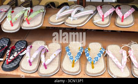Sandales japonaises traditionnelles colorées dans un marché de Tokyo Banque D'Images