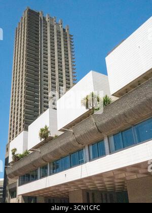 Le Barbican Centre, Londres à l'intérieur et à l'extérieur avec la faune et les lacs artificiels Banque D'Images
