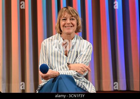 Elke Winkens, How to Be normal and the Odness of the Other World, première de Salzbourg, 2025, Manfred Siebinger *** Elke Winkens, How to Be normal and the Odness of the Other World, première de Salzbourg, 2025, Manfred Siebinger Banque D'Images