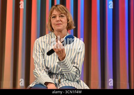 Elke Winkens, How to Be normal and the Odness of the Other World, première de Salzbourg, 2025, Manfred Siebinger *** Elke Winkens, How to Be normal and the Odness of the Other World, première de Salzbourg, 2025, Manfred Siebinger Banque D'Images
