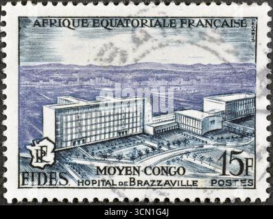 Timbre-poste oblitéré imprimé par l’Afrique équatoriale française, montrant FIDES - Hôpital de Brazzaville, vers 1956. Banque D'Images