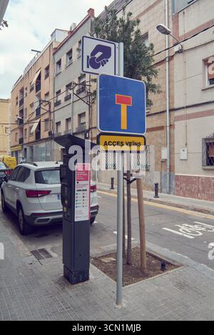 Viladecans. Barcelone - 18 septembre 2025 : L'image montre un parcmètre et un panneau de signalisation pour l'accès des résidents dans une rue urbaine, montrant Mo Banque D'Images