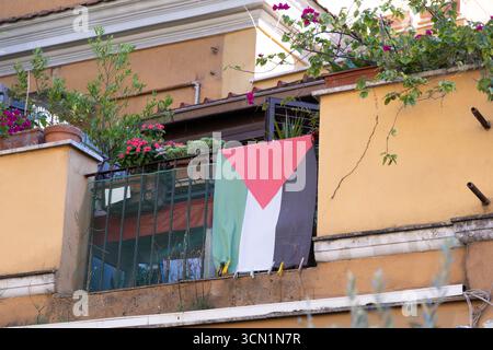 Rome, Italie. 18 septembre 2025. Drapeau palestinien sur la via del Pigneto à Rome crédit : Agence photo indépendante/Alamy Live News Banque D'Images