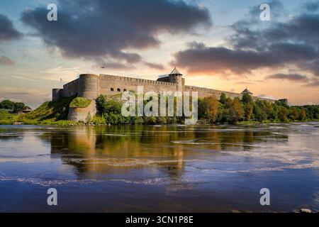 Ivangorod forteresse, un château médiéval russe situé sur les rives de la rivière Narva dans l'oblast de Leningrad à travers la frontière internationale avec l'est Banque D'Images