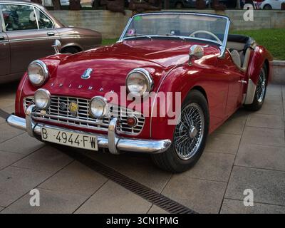 Classic Red Triumph TR3 Sport car - Une voiture de sport décapotable Triumph TR3 vintage rouge vif est garée, mettant en valeur son design classique et son chr Banque D'Images