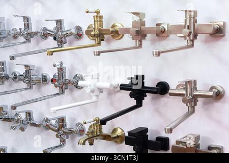 Mélangeurs pour baignoire. Plomberie dans une quincaillerie. Industrie Banque D'Images