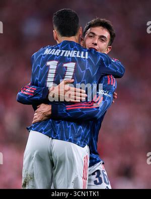 Gabriel Martinelli de l'Arsenal FC célèbre avec son coéquipier Martin Zubimendi de l'Arsenal FC après avoir marqué le premier but de l'équipe lors du championnat de l'UEFA Banque D'Images