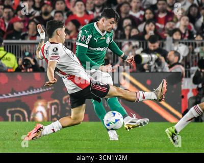 17 septembre 2025. Stade monumental, Buenos Aires, Argentine. Gonzalo Montiel (à gauche) dans le match entre River plate et Palmeiras. COPA CONMEBOL Libertadores. Crédit : Facundo Morales uniquement pour un usage éditorial Banque D'Images