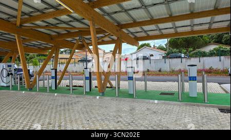 Parking et bornes de recharge pour voitures électriques par le supermarché Lidl. 4 juin 2025. Soulac sur mer, Aquitaine, France. Banque D'Images