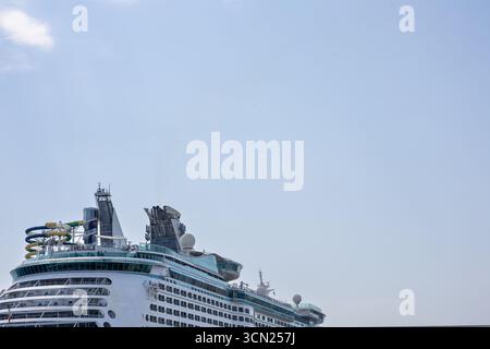 SPLIT, CROATIE, 08.15 2020 : vue extérieure d'un navire de croisière moderne nommé Norwegian Pearl, mettant en évidence son logo et les détails de son balcon dans un ciel bleu. Banque D'Images