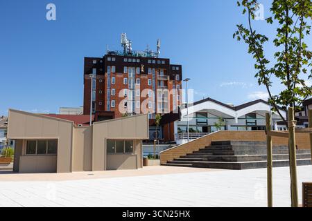 Un paysage urbain dynamique avec des styles architecturaux mixtes, y compris des bâtiments contemporains et traditionnels sous une journée ensoleillée lumineuse avec un SK bleu clair Banque D'Images