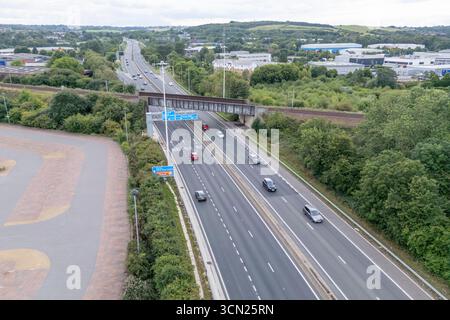 Vue aérienne de l'autoroute M621 à Beeston (LS11), Leeds, West Yorkshire, Royaume-Uni. Banque D'Images