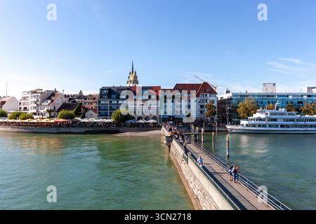 FRIEDRICHSHAVEN, ALLEMAGNE - 6 SEPTEMBRE 2025 : vue panoramique sur la promenade du front de mer à Friedrichshafen sur le lac de Constance, Allemagne Banque D'Images