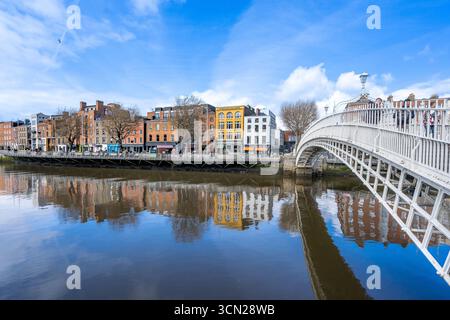 L'Irlande, connue sous le nom d'île d'émeraude, est célèbre pour ses paysages verdoyants, ses côtes accidentées et ses charmants villages. Riche en histoire et culture. Banque D'Images