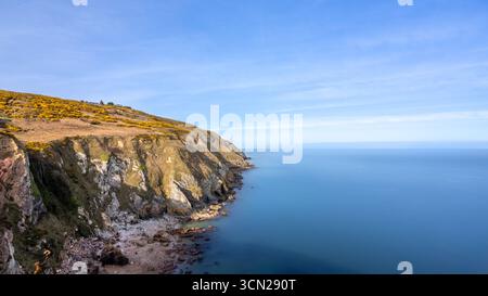 L'Irlande, connue sous le nom d'île d'émeraude, est célèbre pour ses paysages verdoyants, ses côtes accidentées et ses charmants villages. Riche en histoire et culture. Banque D'Images