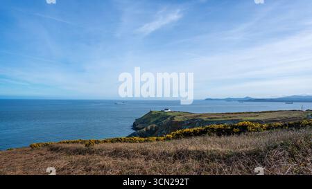 L'Irlande, connue sous le nom d'île d'émeraude, est célèbre pour ses paysages verdoyants, ses côtes accidentées et ses charmants villages. Riche en histoire et culture. Banque D'Images