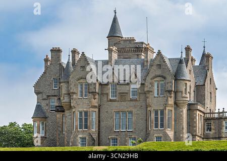 Royaume-Uni - Île de Mull - Château de Glengorm - tourelles baronniales écossaises et pierre grise s'élevant au-dessus d'un promontoire balayé par le vent Banque D'Images