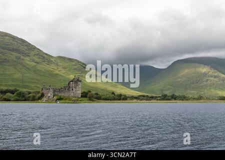 Royaume-Uni - Dalmally - Château de Kilchurn - ruine lointaine à travers de larges eaux sombres et collines douces Banque D'Images