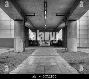 Pont supérieur en béton moderne avec piliers de soutien et passerelle piétonne en dessous, scène urbaine noire et blanche.Londres, Royaume-Uni Banque D'Images