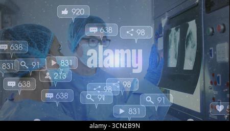 Examen des acquisitions chirurgiens portant des blouses bleues debout dans la salle de radiologie, avec des icônes de médias sociaux. Médical, collaboration, diagnostic, numérique, Healthca Banque D'Images