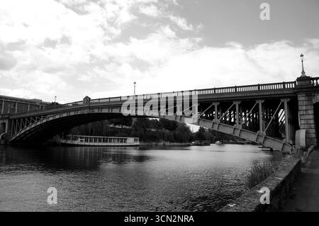 Pont de la Motte Rouge et bateau de l'Erdre, Nantes, France Banque D'Images