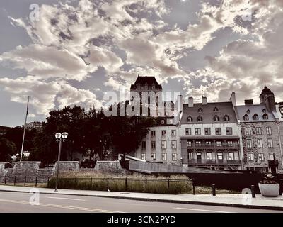 Vieux Québec et Château Frontenac sous un ciel dramatique, Canada Banque D'Images