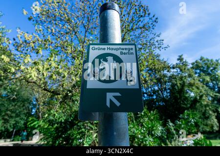Green main routes (Grüne Hauptwege) panneau de sentier dans le parc Anton Saefkow avec le symbole de l'ours de Berlin Banque D'Images
