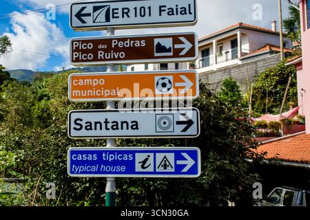 Panneaux routiers autour de Santana et Faial, Santana, Medeira, Portugal. Banque D'Images