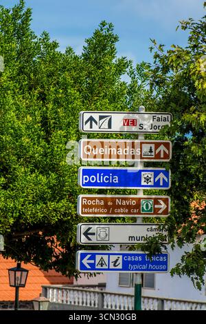 Panneaux routiers autour de Santana et Faial, Santana, Medeira, Portugal. Banque D'Images